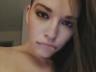 Pretty Babe Get Naked and Masturbate on Cam