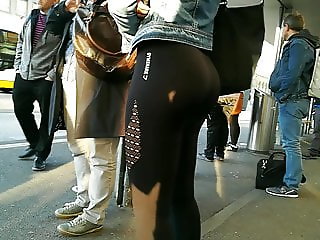 leggings Teen ass waiting for bus