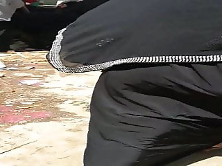 Hijab woman shaking her ass in the street