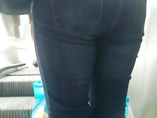 A pretty white ass in thight blue jeans
