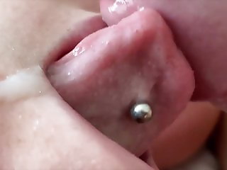 Close up lekker pijpen met een piercing