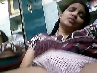 Tamil married girl shows herself to bank employee 3