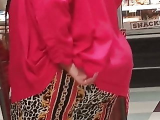 Mixed Bbw big jiggly booty in capris